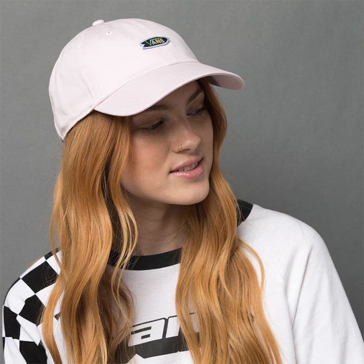 φορτηγά Leila εκτός υπηρεσίας λιλά χιόνι στην αυλή