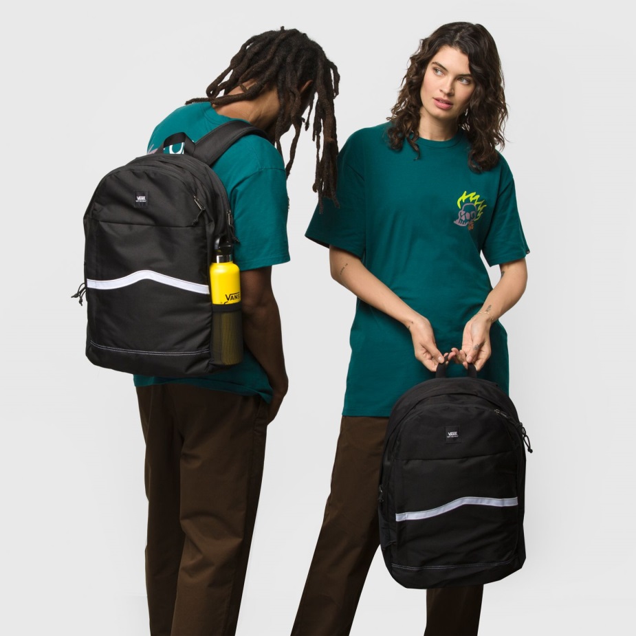 φορτηγά κατασκευάζουν σχολικό σακίδιο ασπρόμαυρων ανδρών