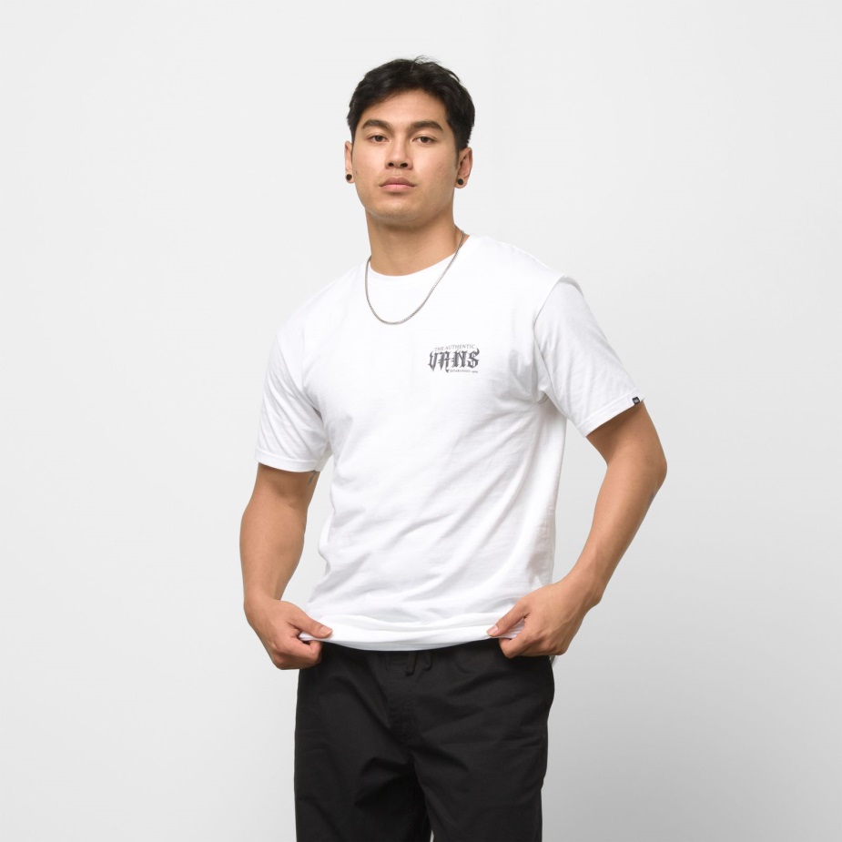 φορτηγά που μαίνεται με λευκό μπλουζάκι