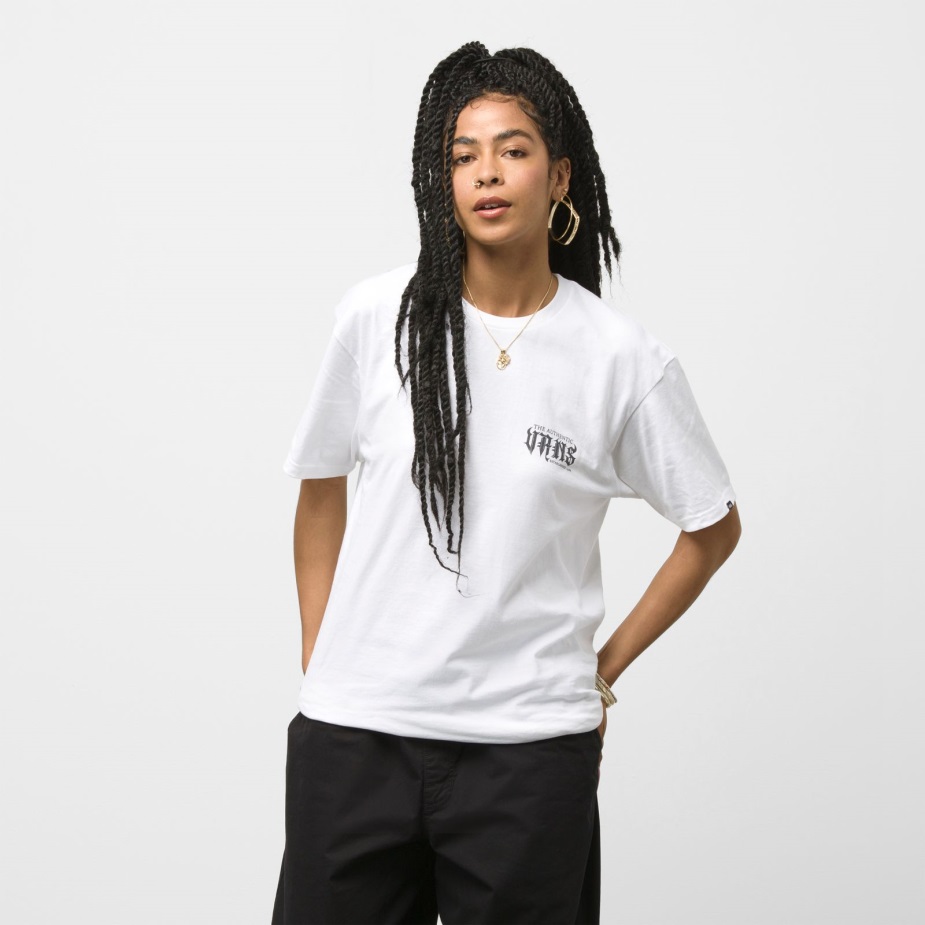 φορτηγά που μαίνεται με λευκό μπλουζάκι